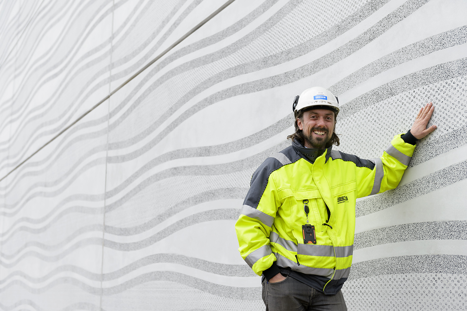 Abetongs projektledare Olof Raning framför en av de väggar som smyckas med grafisk betong.